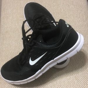 Black Nike Tennis Shoes Size 9